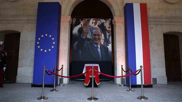 Rakev bývalého prezidenta Jacquese Chiraca v pařížské Invalidovně. (29. září 2019)