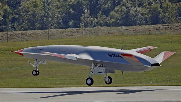 Prvn prototyp tankovacho dronu MQ-25A Stingray