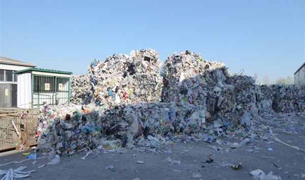 Původ obřího výskytu much v provozovně i jejím okolí inspektorům objasnil pohled na stovky tun odpadů.