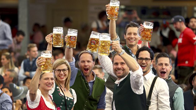 V Mnichov zaal pivn festival Oktoberfest. (21. z 2019)