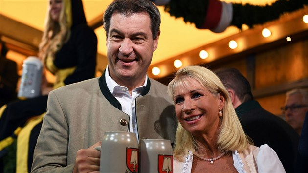 V Mnichov zaal pivn festival Oktoberfest. Zahjen se zastnil pedseda bavorsk vldy Markus Sder s manelkou. (21. z 2019)