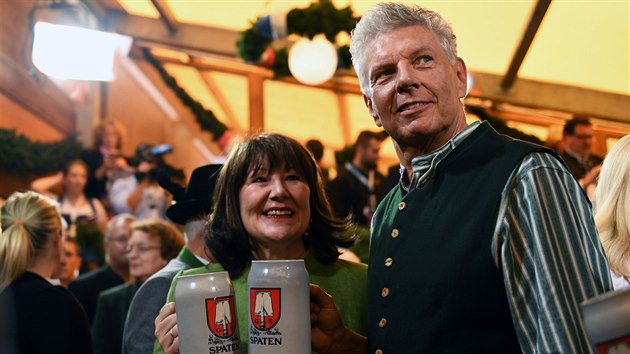 V Mnichov zaal pivn festival Oktoberfest. Zahjen se zastnil i starosta msta Dieter Reiter. (21. z 2019)