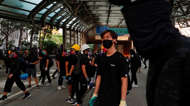 V Hongkongu se opt stetli protivldn demonstranti s polici, kter proti nim pouila slzn plyn a vodn dla. (21. z 2019)