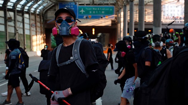 V Hongkongu se opt stetli protivldn demonstranti s polici, kter proti nim pouila slzn plyn a vodn dla. (21. z 2019)