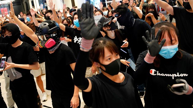 V Hongkongu se opt stetli protivldn demonstranti s polici, kter proti nim pouila slzn plyn a vodn dla. (21. z 2019)