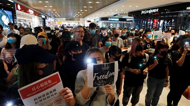 V Hongkongu se opt stetli protivldn demonstranti s polici, kter proti nim pouila slzn plyn a vodn dla. (21. z 2019)