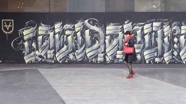 Nkter budovy v centru Prahy, napklad Tanc dm, Obchodn dm Kotva (na snmku) a Dm mdy na Vclavskm nmst pokrylo pes noc graffiti. Akce m upozornit na nedostatek leglnch ploch pro street art. (23. z 2019)