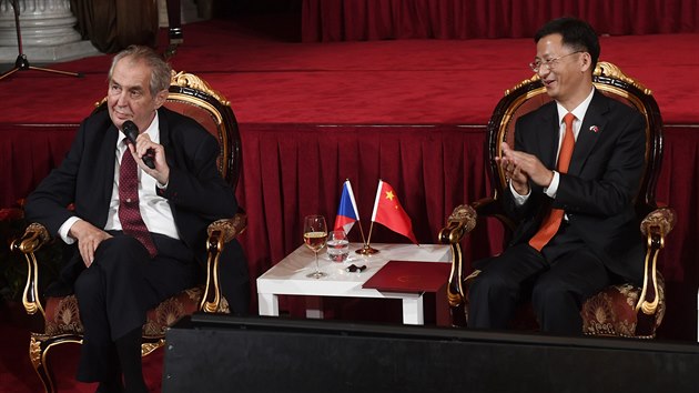 Prezident Miloš Zeman a čínský velvyslanec v ČR Čang Ťien-min si připili v Praze na slavnostní recepci uspořádané čínskou ambasádou při příležitosti 70. výročí vzájemných diplomatických vztahů. (25. září 2019)