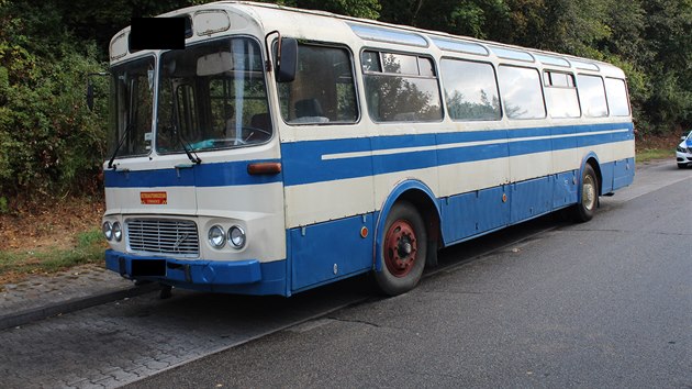 Policie v Nmecku zastavila star autobus, ve kterm ech vezl star automobil. (26. z 2019)