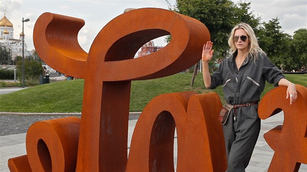 Sochařka Mia Florentine Weiss a její dílo nazvané LOVE HATE v Moskvě