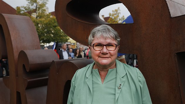 Odhalení sochy Love hate německé umělkyně Mii Florentine Weiss má symbolizovat sjednocenou, mírumilovnou a svobodnou Evropu. (27.9.2019, Beroun)