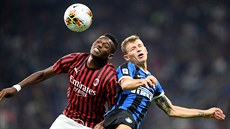 Rafael Leao (vlevo) z AC Milán a Nicolo Barella z Interu.