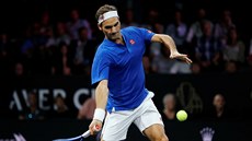 Roger Federer v utkání Laver Cupu proti Johnu Isnerovi.