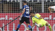 Danilo D'Ambrosio z Interu Milán dává branku v utkání proti Laziu.