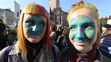 Dívky s modrou planetou namalovanou na oblieji pi stávce za ochranu klimatu....