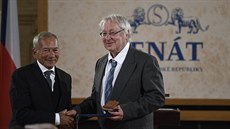 Spisovatel, cestovatel a popularizátor v�dy Václav Cílek (vpravo) p�evzal 27....