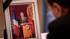 Lidé zápisem do kondolenní knihy vyjadují na francouzské ambasád v Pekingu...