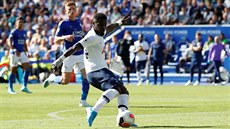 Serge Aurier z Tottenhamu pálí na branku Leicesteru.