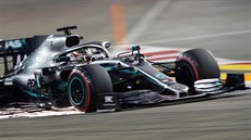 Lewis Hamilton z Mercedesu na trati kvalifikace Velké ceny Singapuru