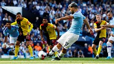 Sergio Agüero z Manchesteru City promuje pokutový kop v utkání s Watfordem.