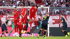 Florian Kainz z Kolína nad Rýnem zahrává volný pímý kop v utkání s Bayernem...