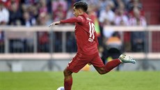 Philippe Coutinho z Bayernu Mnichov promuje penaltu v utkání proti Kolínu nad...