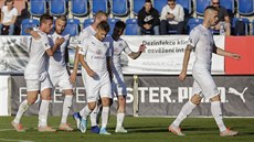 Fotbalisté Slovácka se radují z gólu v utkání s Teplicemi.