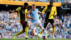 Kevin De Bruyne z Manchesteru City (v modrém) klikuje s míem v utkání proti...