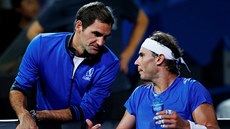 Roger Federer (vlevo) radí spoluhráči z týmu Evropy Rafaelu Nadalovi během...