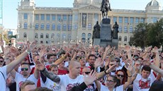Fanouci fotbalové Slavie ped derby pochodují Prahou na stadion Sparty.