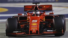 Sebastian Vettel z Ferrari a trati Velké ceny Singapuru