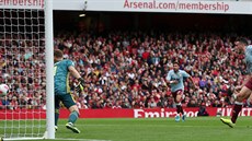 John McGinn z Aston Villy promuje pokutový kop v utkání s Arsenalem.