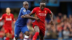 N'Golo Kanté z Chelsea (vlevo) napadá Sadia Maného z Liverpoolu.