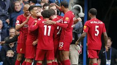 Fotbalisté Liverpoolu se radují z gólu v utkání s Chelsea.