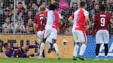 Sparanský branká Milan Hea (vlevo) inkasuje gól z pokutového kopu v derby se...