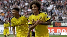 Axel Witsel z Dortmundu (vpravo) se raduje z trefy v utkání s Frankfurtem.