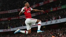 Pierre-Emerick Aubameyang z Arsenalu slaví gól v utkání s Aston Villou.