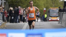 Vít Pavlita dobíhá do cíle Praského maratonu (ilustraní snímek).