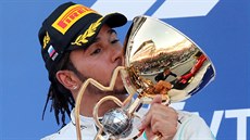 Lewis Hamilton z Mercedesu líbá trofej pro vít�ze Velké ceny Ruska.