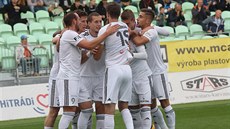 Karvin�tí fotbalisté se radují z branky v utkání proti Opav�.