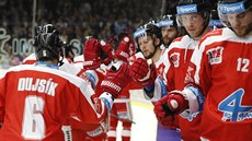 Olomoutí hokejisté se radují z gólu v utkání s Kladnem.