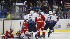 Kladentí hokejisté (v bílém) se radují z gólu v utkání s Olomoucí.