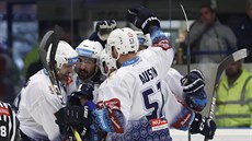 Kladentí hokejisté se radují z gólu v utkání s Olomoucí.