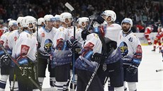 Kladenští hokejisté se radují z vítězství nad Olomoucí.