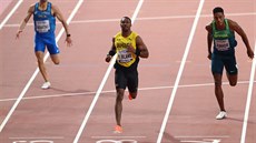 Jamajčan Yohan Blake (žlutý dres) během rozběhu na 200 metrů.