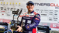 Adam Lacko pózuje s trofejí pro vítze tetí jízdy na okruhu v Le Mans v...