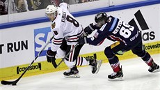 eský hokejista ve slubách Chicaga Dominik Kubalík (vlevo) se snaí u...