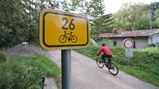 Tady by te cyklisté správn mli zastavit. Znaku, je zakazuje vjezd na ást...
