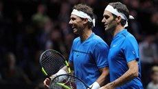 V DOBRÉ NÁLADĚ. Rafael Nadal (vlevo) a Roger Federer ve společné čtyřhře v...