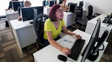 Senio�i se u�í zacházet s PC.